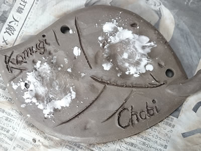 犬旅、亀工房のパグの肉球陶板